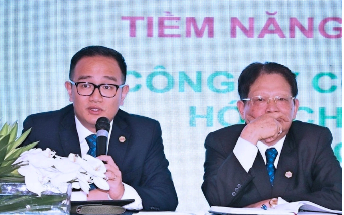 Ông Đào Hữu Huyền (phải) và con trai Đào Hữu Duy Anh (trái) trong một sự kiện. (Ảnh: DGC).