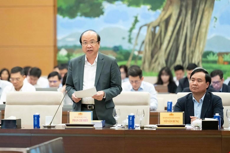 Thứ trưởng Bộ Tư pháp Phan Chí Hiếu trình bày tờ trình tại phiên họp.