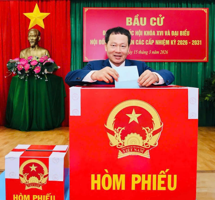Đồng chí Vũ Hồng Văn, Ủy viên Trung ương Đảng, Bí thư Tỉnh ủy, Trưởng đoàn Đại biểu Quốc hội tỉnh, Chủ tịch Ủy ban Bầu cử tỉnh Đồng Nai bỏ phiếu bầu cử (Ảnh: Công Nghĩa).