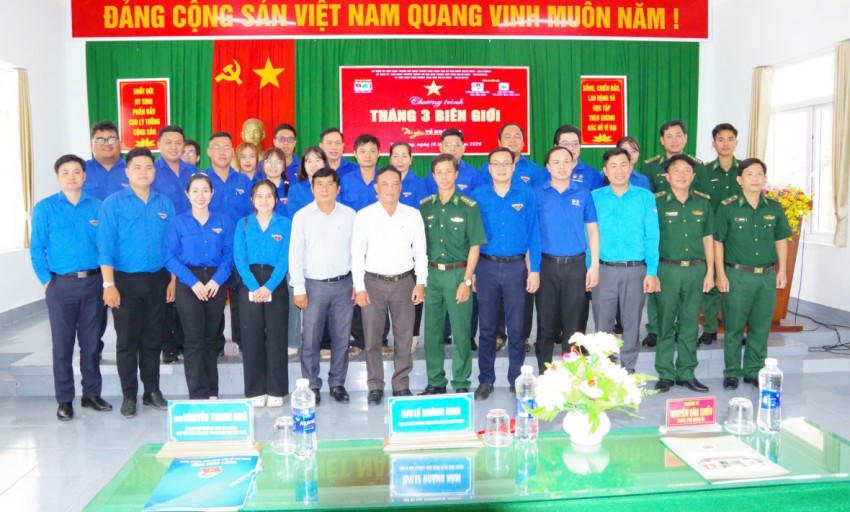 Đại biểu chụp ảnh lưu niệm