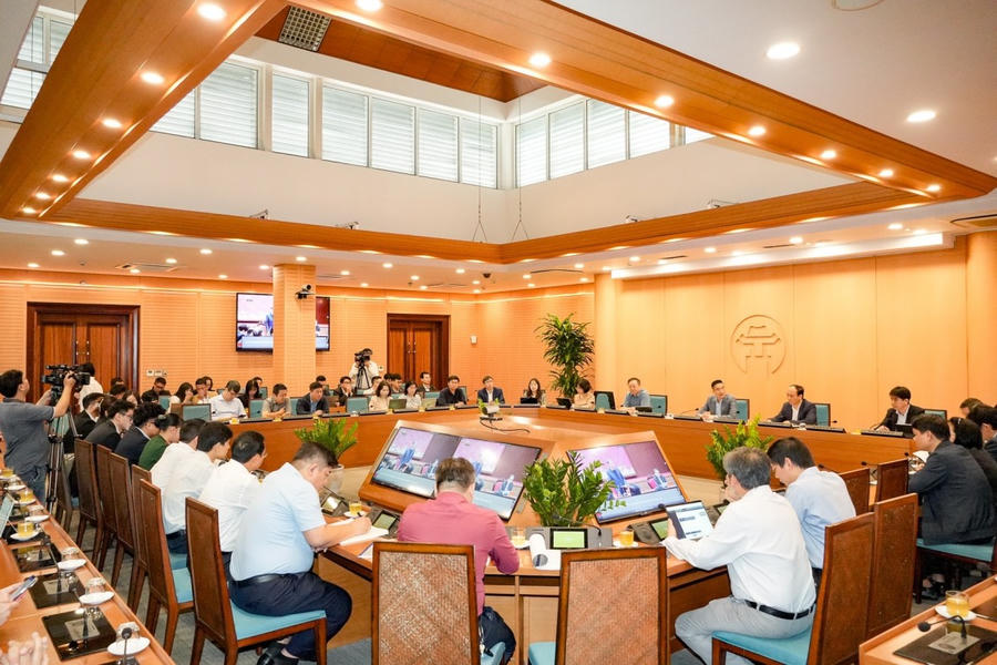 Các đại biểu dự Hội nghị tại điểm cầu UBND thành phố Hà Nội.