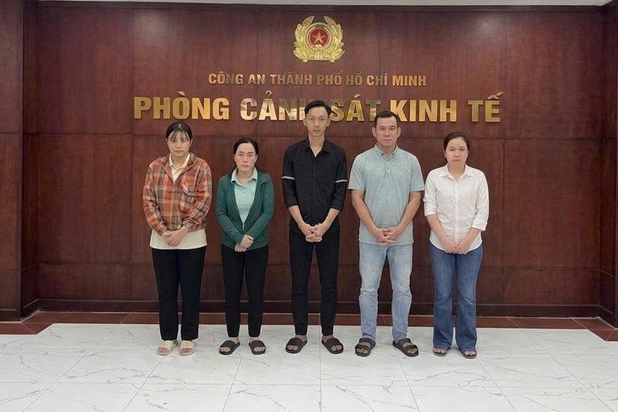 Các đối tượng trong đường dây sản xuất "kem trộn siêu trắng" bị bắt giữ (Ảnh: Công an cung cấp)