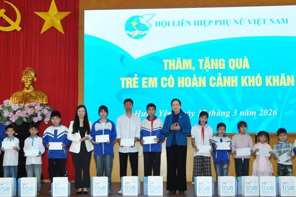 Chủ tịch Hội LHPN Việt Nam Lê Thị Thủy tặng quà cho trẻ em tại chương trình.