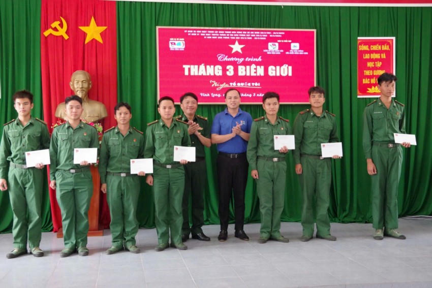 Tặng quà cho các chiến sĩ đang thực hiện nghĩa vụ quân sự tại đơn vị