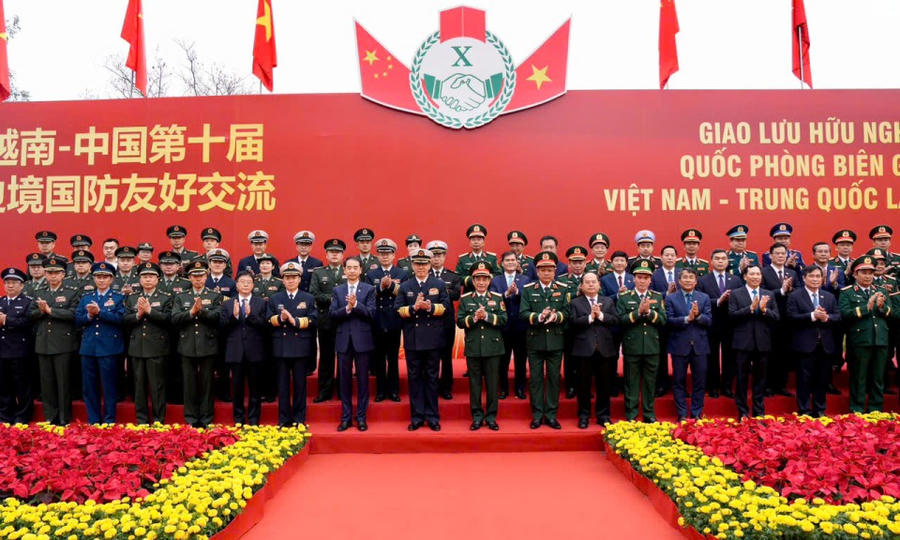 Đại tướng, Bộ trưởng Quốc phòng Phan Văn Giang, Thượng tướng, Bộ trưởng Quốc phòng Trung Quốc Đổng Quân và quan chức quốc phòng hai nước chụp ảnh lưu niệm
