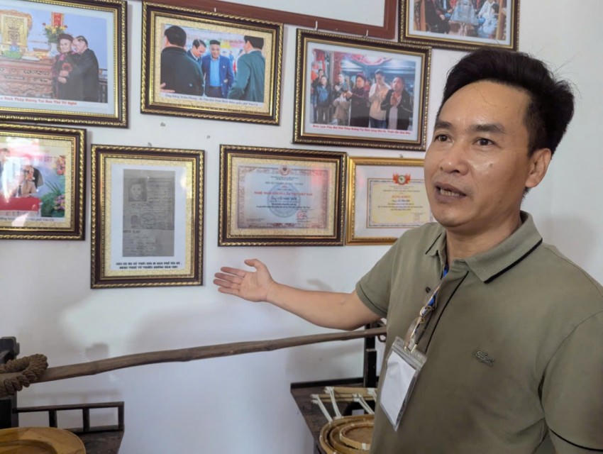 Ông Vũ Ngọc Vượng - nghệ nhân văn hoá ẩm thực, Phó chủ nhiệm chi hội phở Giao Cù giới thiệu về lịch sử phở làng Vân Cù