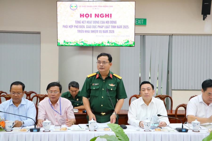 Thượng tá Đỗ Duy Phú - Phó Chủ nhiệm chính trị, Bộ chỉ huy quân sự tỉnh phát biểu tại hội nghị.
