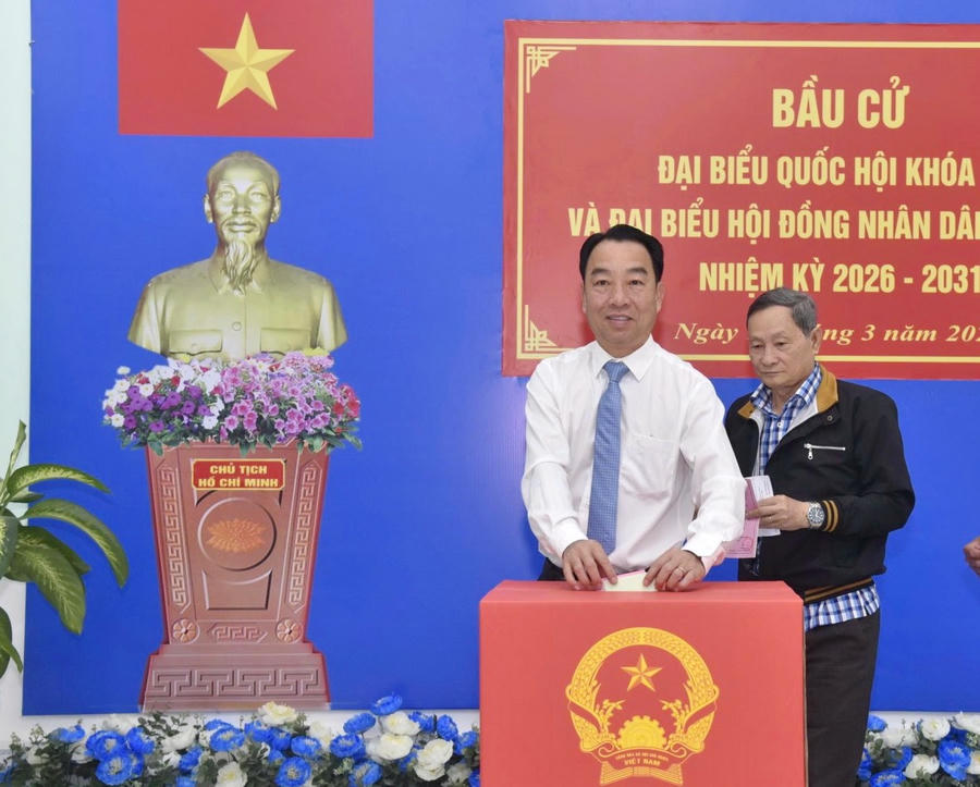 Ông Lữ Quang Ngời – Phó Bí thư Tỉnh ủy, Chủ tịch UBND tỉnh Cà Mau tham dự khai mạc và thực hiện quyền bầu cử tại đơn vị bầu cử ĐBQH số 4, khu vực bỏ phiếu số 5 - Trung tâm Phục vụ hành chính công phường Bạc Liêu (Ảnh: H.T).