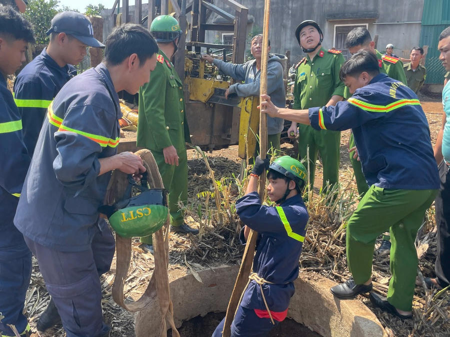 Sau 15 phút, lực lượng cứu hộ đã giải cứu bé trai lên bờ an toàn