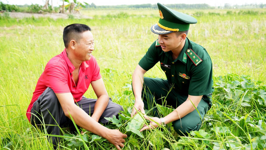 Lực lượng BĐBP chia sẻ, động viên người dân xã Khánh Bình vượt qua khó khăn trong tiêu thụ nông sản.