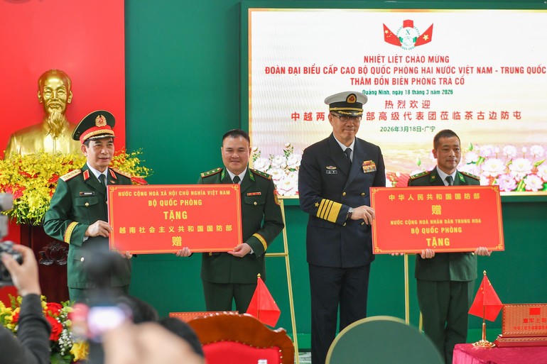 Hai Bộ trưởng Quốc phòng 2 nước tặng quà Đồn Biên phòng Trà Cổ.