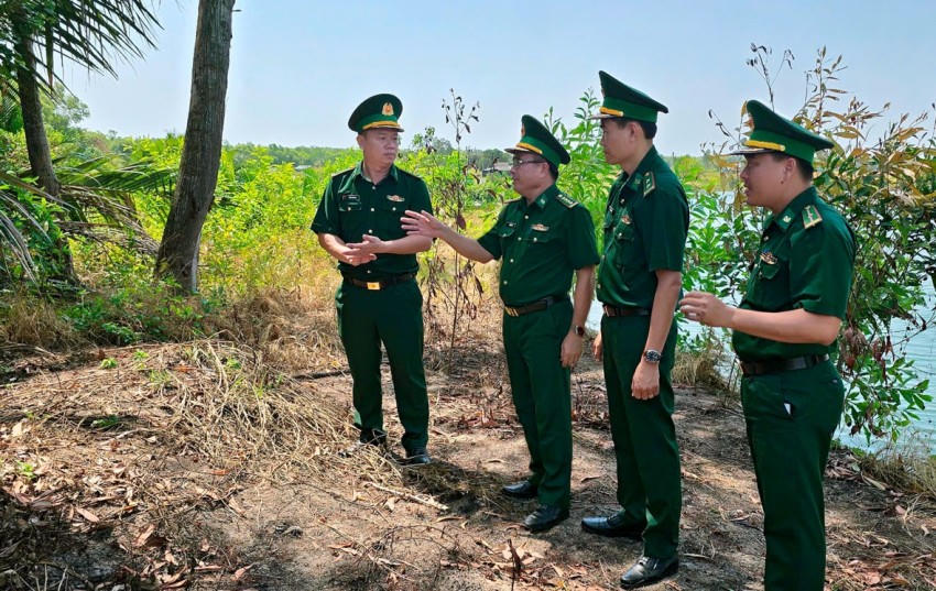 Đại tá Phạm Văn Cờ - Phó Chỉ huy trưởng, Tham mưu trưởng BĐBP tỉnh (thứ 2 từ trái sang) cùng đoàn công tác khảo sát thực tế, nắm tình hình tại các khu vực liên quan