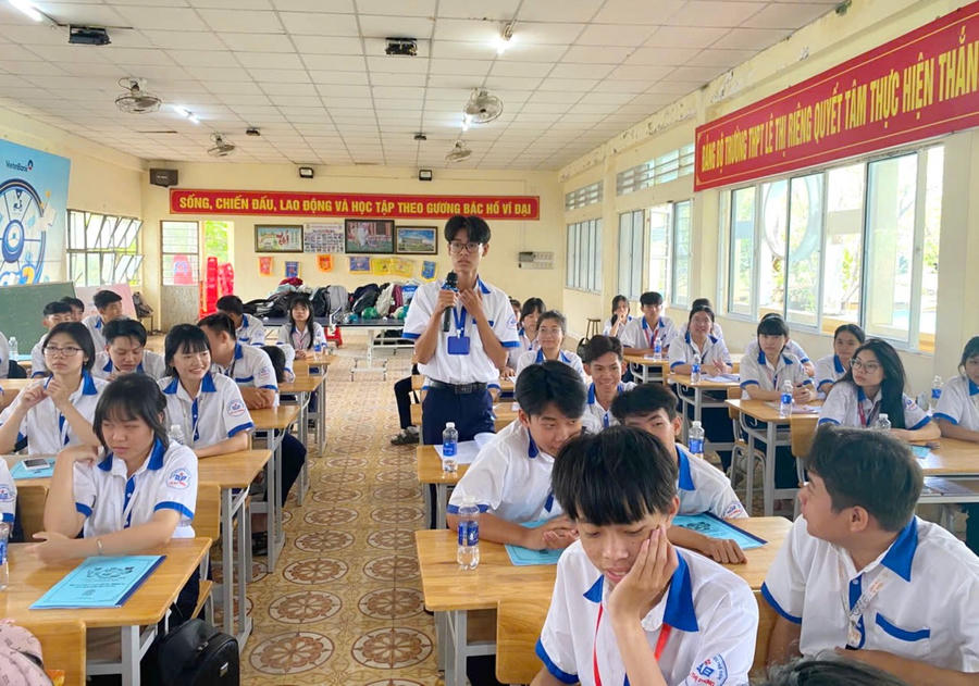 Học sinh Trường THPT Lê Thị Riêng (xã Hòa Bình) tham gia buổi tuyên truyền pháp luật.