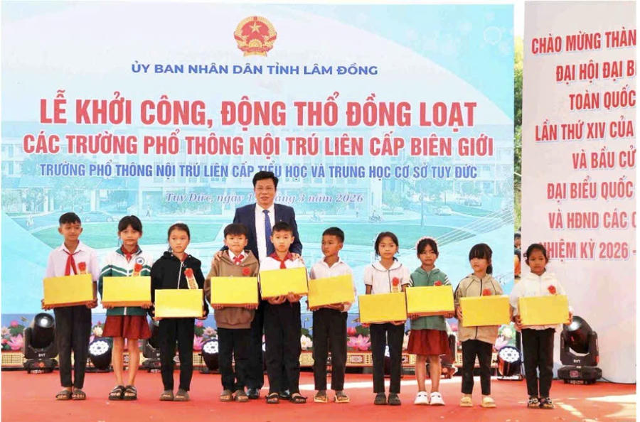 Lãnh đạo tỉnh Lâm Đồng tặng quà cho học sinh vượt khó học giỏi. Ảnh: Phúc Khánh