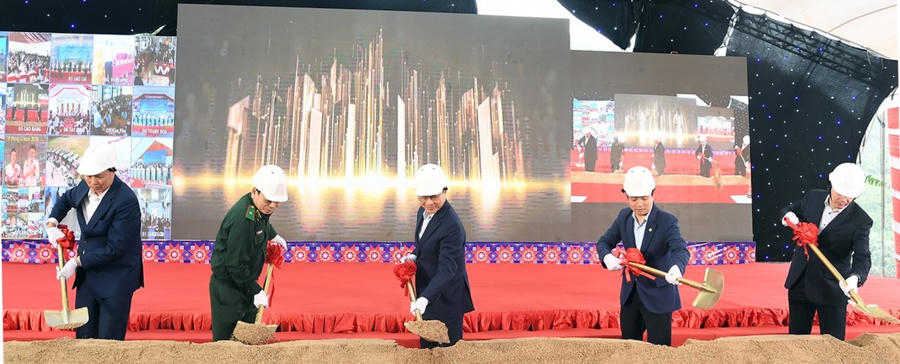 Phó Thủ tướng Bùi Thanh Sơn cùng các đại biểu thực hiện nghi thức khởi công xây dựng trường - Ảnh: VGP/Hải Minh.