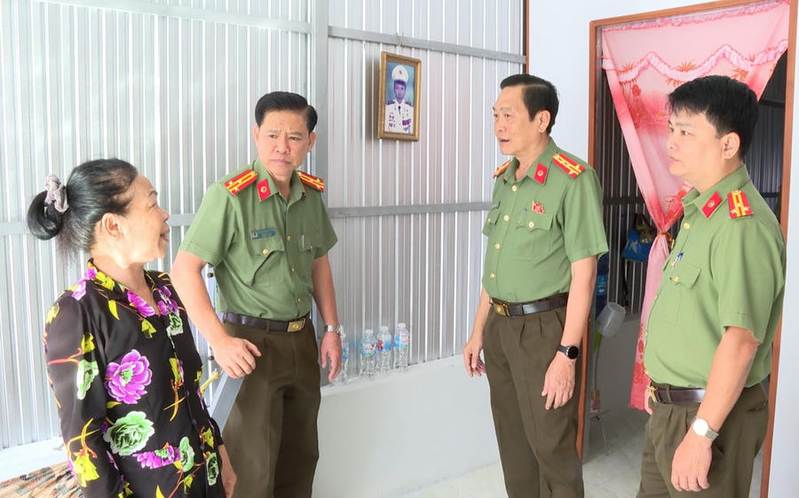 Đại tá Hồ Việt Triều kiểm tra tiến độ xây dựng nhà cho hộ bà Nguyễn Hồng Hận.