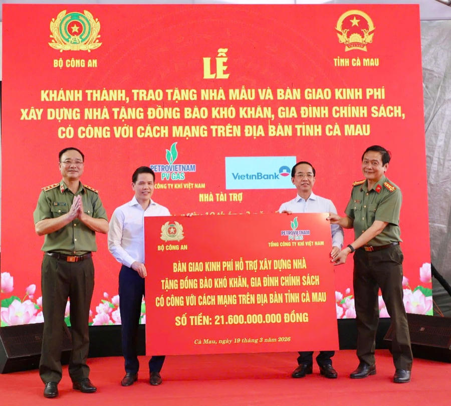 Thứ trưởng Bộ Công an Phạm Thế Tùng và đại diện nhà tài trợ trao kinh phí hỗ trợ xây dựng nhà cho các hộ khó khăn, gia đình chính sách, người có công với cách mạng (ông Hồ Thanh Thủy - Phó Bí thư Tỉnh ủy, Chủ tịch Ủy ban MTTQ Việt Nam tỉnh Cà Mau - thứ 2 từ phải sang).