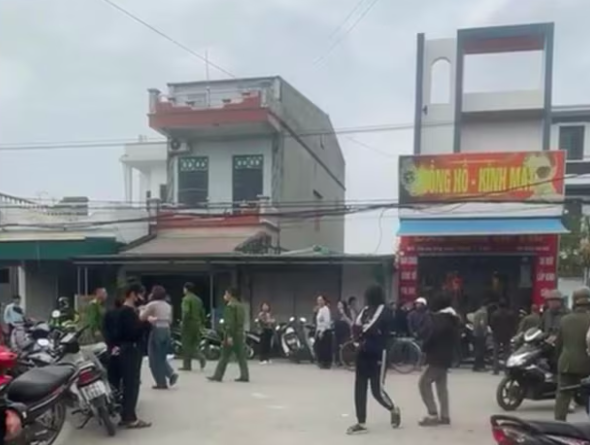 Lực lượng chức năng địa phương phong toả hiện trường xảy ra sự việc.