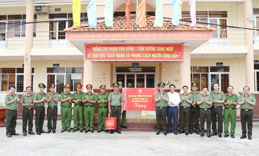 Thứ trưởng Bộ Công an Phạm Thế Tùng trao quà của Đại tướng Lương Tam Quang - Ủy viên Bộ Chính trị, Bộ trưởng Bộ Công an cho Công an xã Thới Bình.