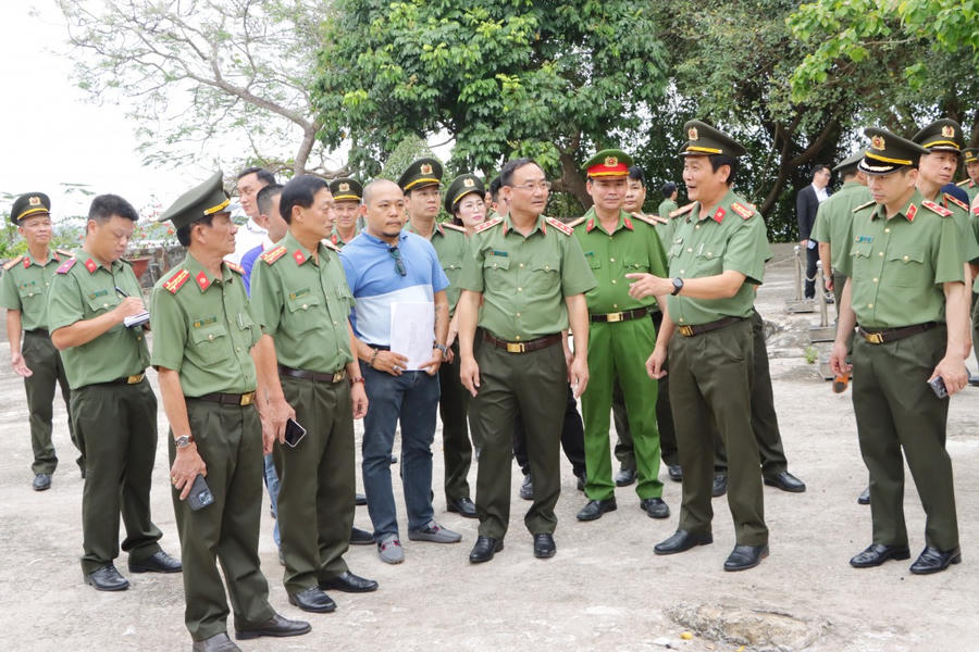 Thứ trưởng Bộ Công an Phạm Thế Tùng dâng hương tưởng niệm Chủ tịch Hồ Chí Minh; đồng thời khảo sát việc cải tạo Khu di tích lịch sử quốc gia Hòn Đá Bạc.