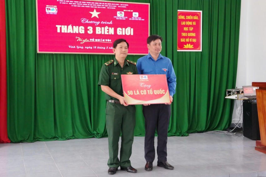 Trao tặng 50 lá cờ Tổ quốc tại chương trình "Tháng 3 biên giới"