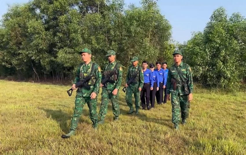 CĐoàn viên thanh niên xã Đông Thành tham gia tuần tra bảo vệ biên giới cùng cán bộ, chiến sĩ đồn Biên phòng Mỹ Thạnh Tây