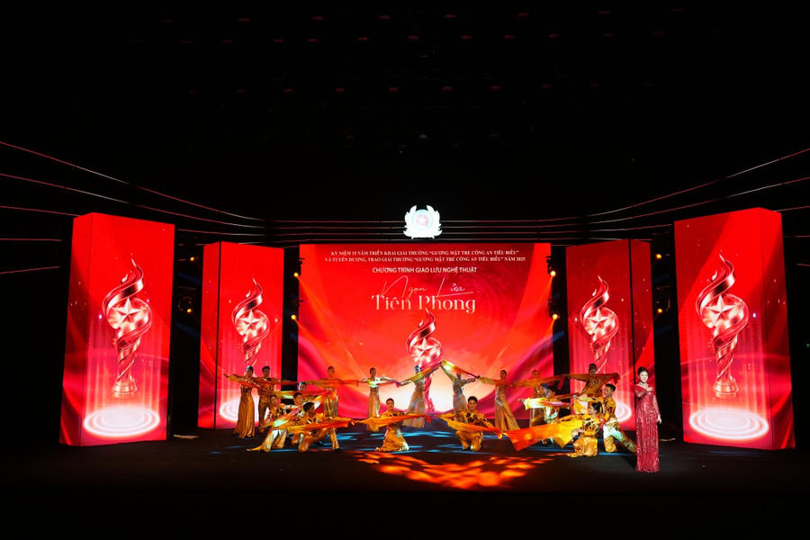 Một màn trình diễn nghệ thuật trong chương trình nghệ thuật "Ngọn lửa tiên phong" (ảnh: Phú Hưng)