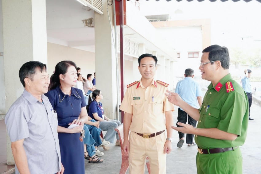 Đại tá Trần Anh Sơn, Phó Giám đốc Công an tỉnh Đồng Nai đã trực tiếp kiểm tra công tác tổ chức sát hạch cấp giấy phép lái xe tại Trung tâm đào tạo lái xe Đồng Nai
