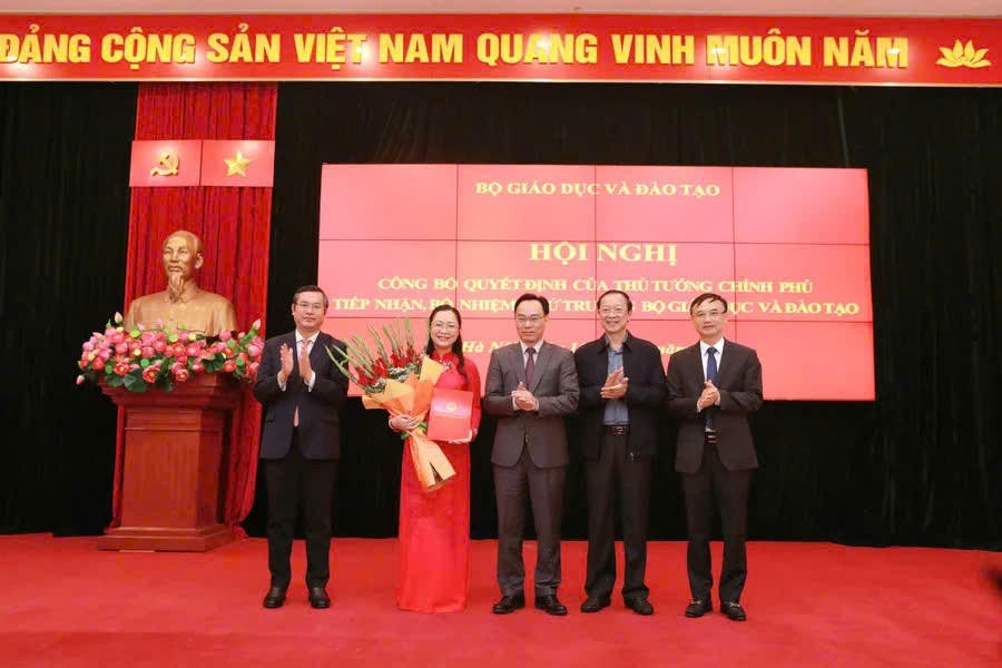 Đại diện lãnh đạo Bộ GD&ĐT tặng hoa chúc mừng tân Thứ trưởng Nguyễn Thị Quyên Thanh.