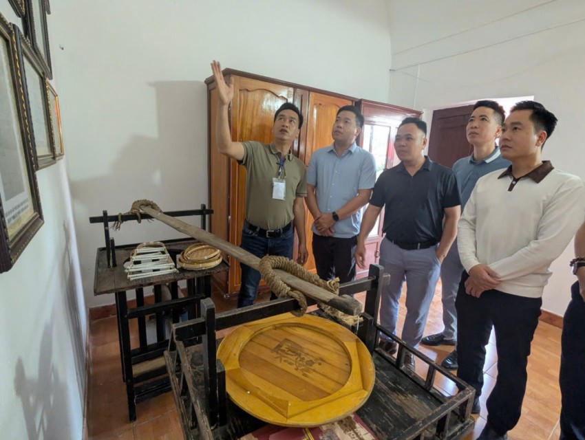 Thực khách được giới thiệu về món phở làng Vân Cù