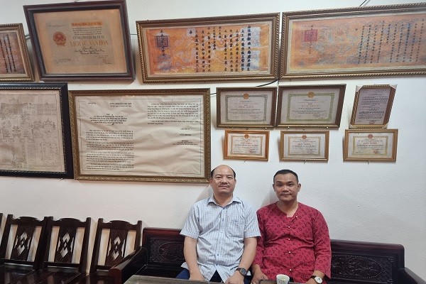 Ông Hoàng Minh Việt - Thủ nhang Di tích lịch sử văn hóa quốc gia đền Mõ (áo nâu đỏ) chia sẻ cùng phóng viên.
