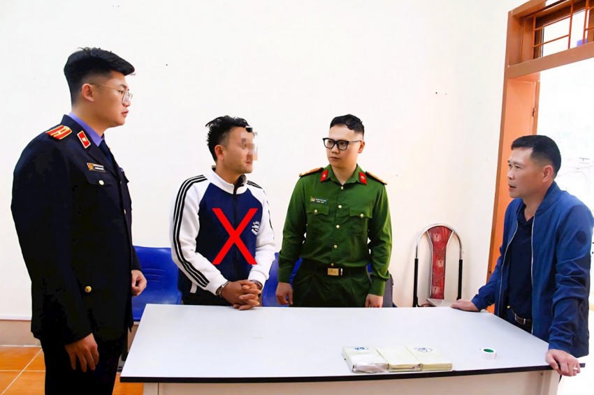 Đối tượng Vừ Văn Lềnh và tang vật tại cơ quan công an (Ảnh : Công an Sơn La).
