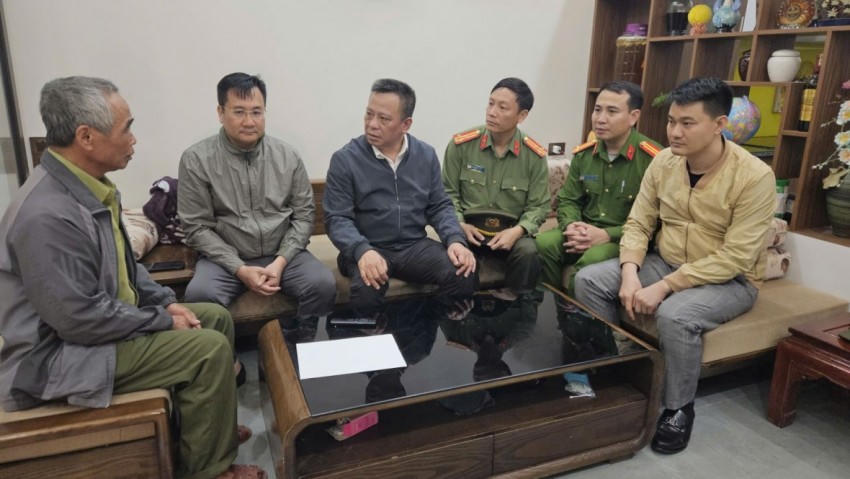 Thiếu tướng Trần Xuân Ánh - Giám đốc Công an tỉnh thăm hỏi, động viên gia đình nạn nhân. Ảnh: Công an Hưng Yên.