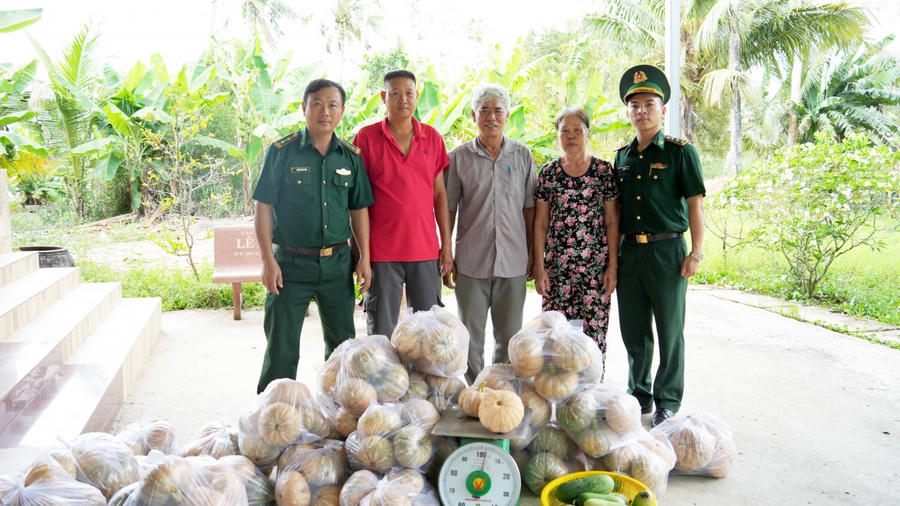 Ban Chỉ huy BĐBP Cà Mau thu mua hơn 2 tấn bí đỏ hỗ trợ nông dân.