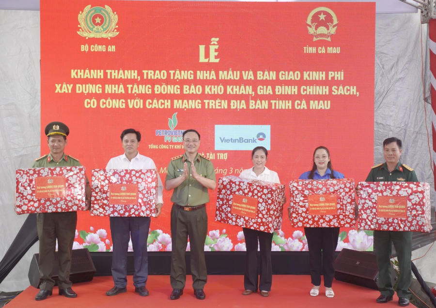 Thứ trưởng Bộ Công an Phạm Thế Tùng tặng quà gia đình chính sách và các tập thể tiêu biểu trong chương trình xây dựng nhà cho đồng bào tỉnh Cà Mau.