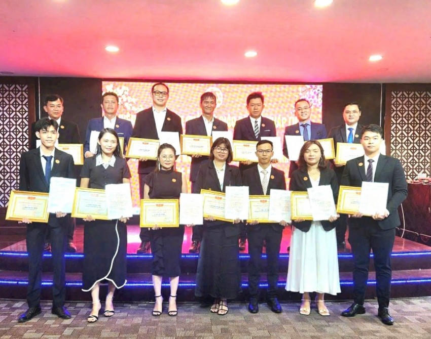 Học viên được cấp chứng nhận sau khi hoàn thành chương trình đào tạo.