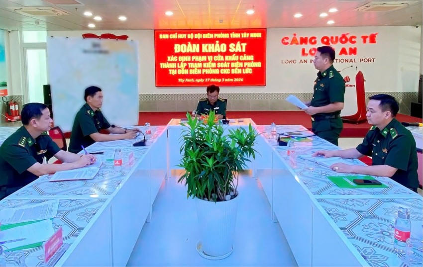 Trung tá Hoàng Minh Bảo - Đồn trưởng Đồn Biên phòng Cửa khẩu Cảng Bến Lức đã báo cáo với đoàn công tác về kết quả khảo sát của đơn vị