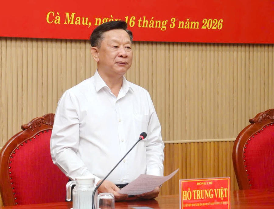 Ông Hồ Trung Việt - Ủy viên BTV Tỉnh ủy, Trưởng Ban Tuyên giáo và Dân vận Tỉnh ủy, thành viên Ban Chỉ đạo bầu cử tỉnh Cà Mau, phát biểu tại buổi họp báo.
