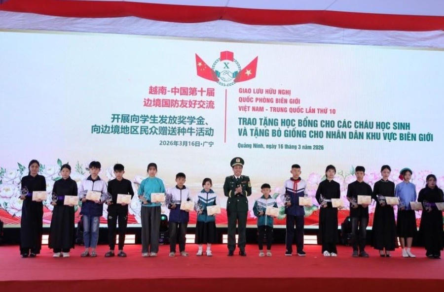 Thiếu tướng Vũ Quốc Ân - Phó chính ủy Bộ đội Biên phòng trao học bổng tặng các cháu học sinh.