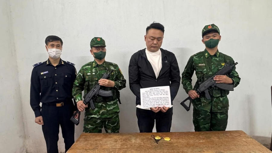 Đối tượng SHI JIAXING (quốc tịch Trung Quốc) cùng tang vật vàng bị phát hiện tại cửa khẩu Quốc tế Móng Cái.