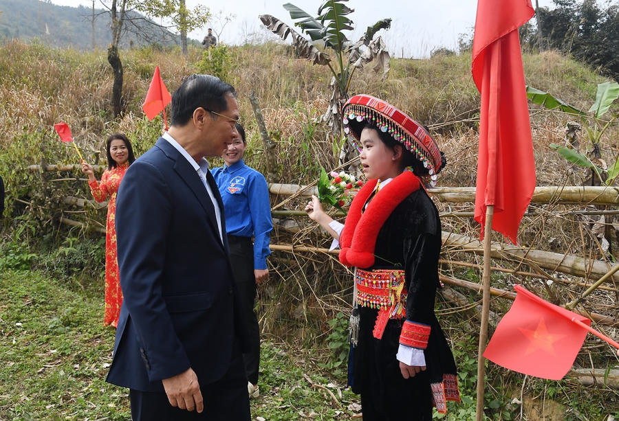 Phó Thủ tướng Bùi Thanh Sơn trò chuyện với một em học sinh dân tộc Dao - Ảnh: VGP/Hải Minh.