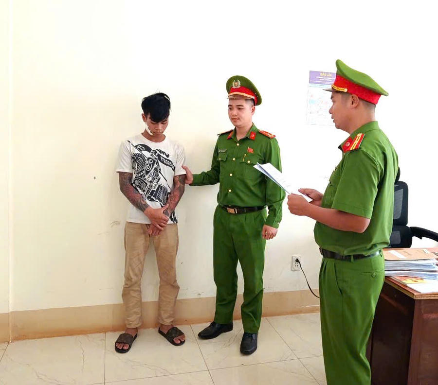 Cơ quan Cảnh sát điều tra, Công an tỉnh Đắk Lắk thi hành lệnh bắt Y Bóc Tô Ayun để tạm giam. (Ảnh: Công an tỉnh Đắk Lắk)