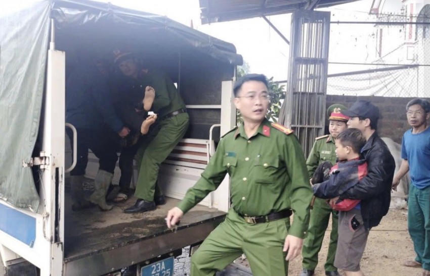 Công an xã Bạch Ngọc (Tuyên Quang) dùng xe công vụ chở hai bố con bị tai nạn đi cấp cứu. (Ảnh: Công an tỉnh Tuyên Quang).