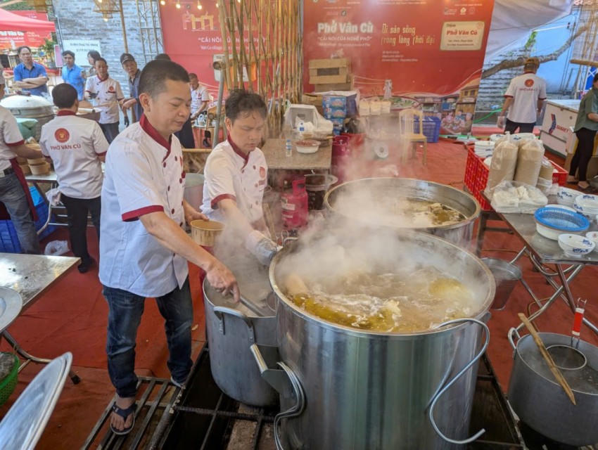 Nồi nước dùng là linh hồn làm nên tên tuồi của phở làng Vân Cù
