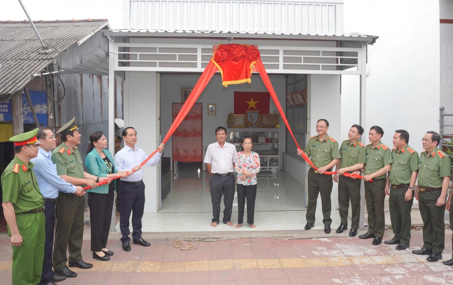 Bộ Công an và lãnh đạo tỉnh Cà Mau thực hiện nghi thức khánh thành nhà mẫu.