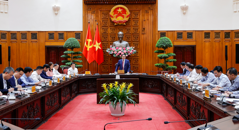 Thủ tướng giao Bộ Công Thương phối hợp với Bộ Công an, các lực lượng quản lý thị trường, UBND các tỉnh, thành phố tăng cường kiểm tra, giám sát hoạt động kinh doanh xăng dầu.