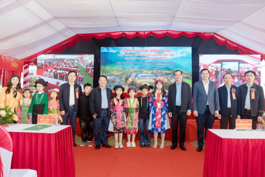 Các đại biểu chụp ảnh lưu niệm cùng học sinh vùng cao biên giới. (Ảnh: Đức Thọ).
