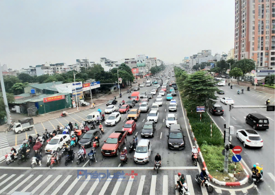 Từ ngày 18/3/2026 đến 30/4/2027 tiến hành rào chắn trên đường Cổ Linh và Đàm Quang Trung. Trong ảnh là hướng các phương tiền từ cầu Vĩnh Tuy hướng về nút giao Cổ Linh - Đàm Quang Trung