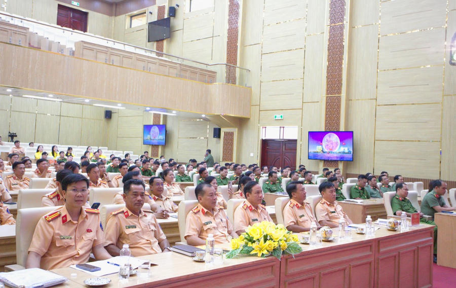 Đại biểu tham dự Hội nghị.