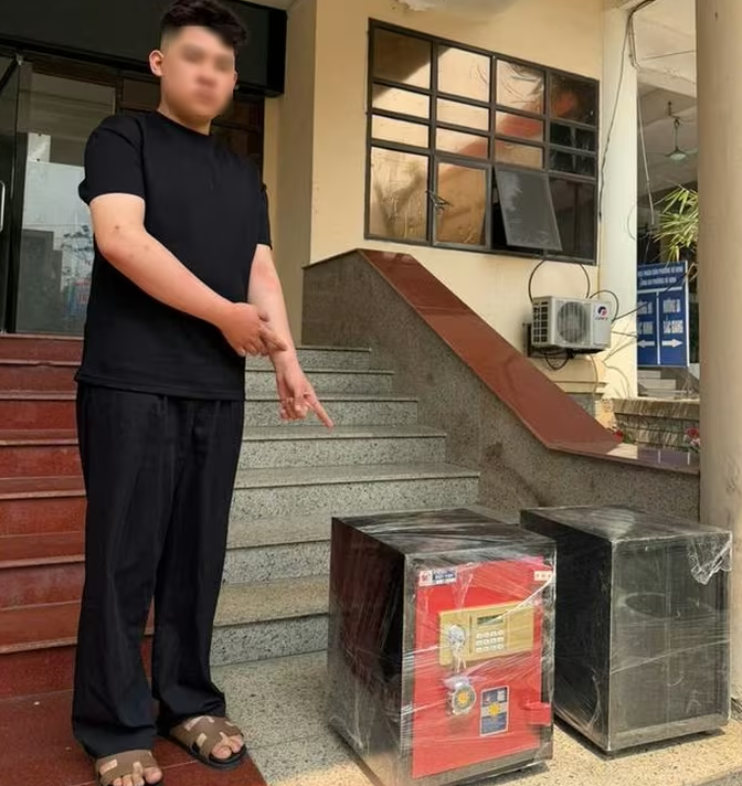 Bị can Nguyễn Gia Huy cùng tang vật vụ án.